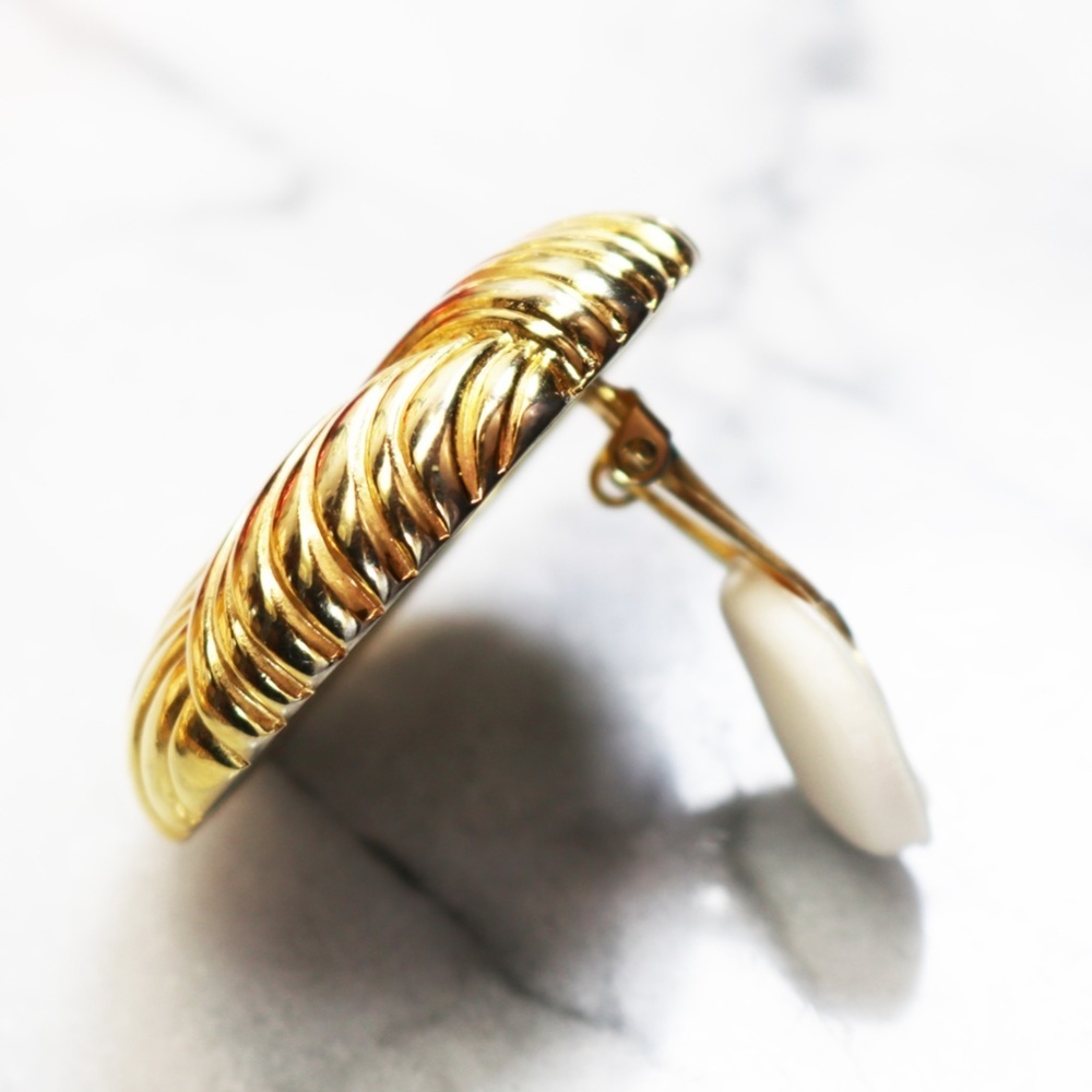 ⚜️ Vintage Givenchy Bijoux Runway Ribbed Gold Knot Clip-On Earrings - Picture 11 of 16